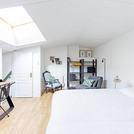 Superbe Duplex De 70M2 Avec 2 Chambres En Hyper Centre Au Calme Sur Cour Classe 3 Etoiles Avec Parking En Option La Rochelle  Luaran gambar