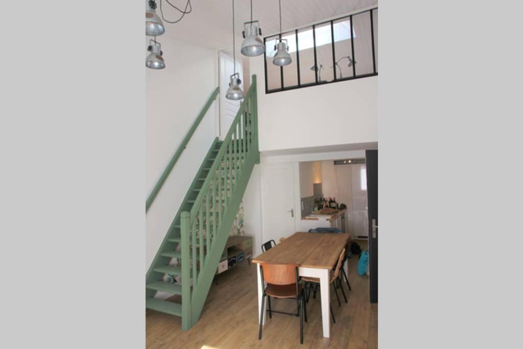 Superbe Duplex De 70M2 Avec 2 Chambres En Hyper Centre Au Calme Sur Cour Classe 3 Etoiles Avec Parking En Option La Rochelle  Luaran gambar