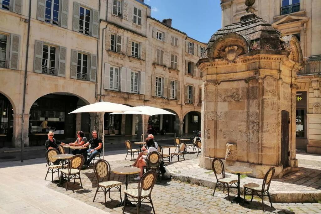 Superbe Duplex De 70M2 Avec 2 Chambres En Hyper Centre Au Calme Sur Cour Classe 3 Etoiles Avec Parking En Option La Rochelle  Luaran gambar